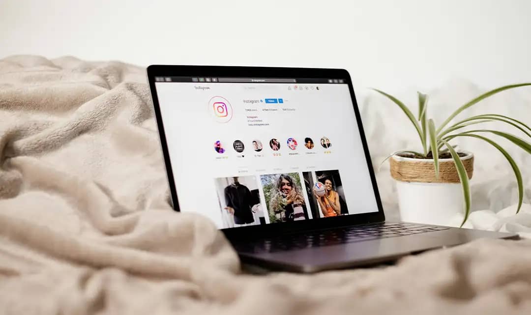 ordenador abierto con Instagram (marketing de influencers)